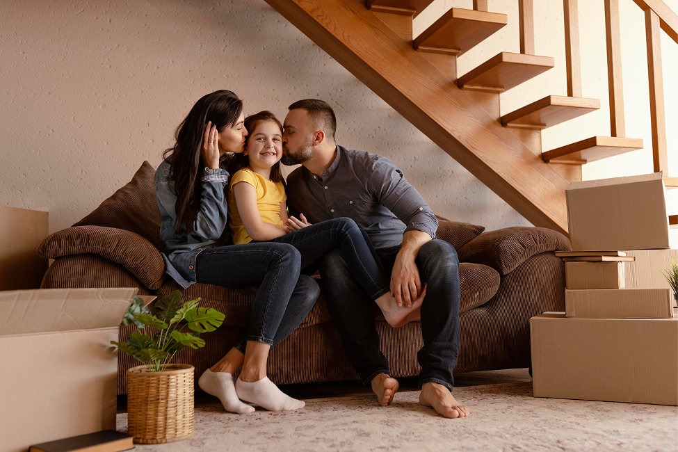 pais-e-maes-beijando-crianca 1